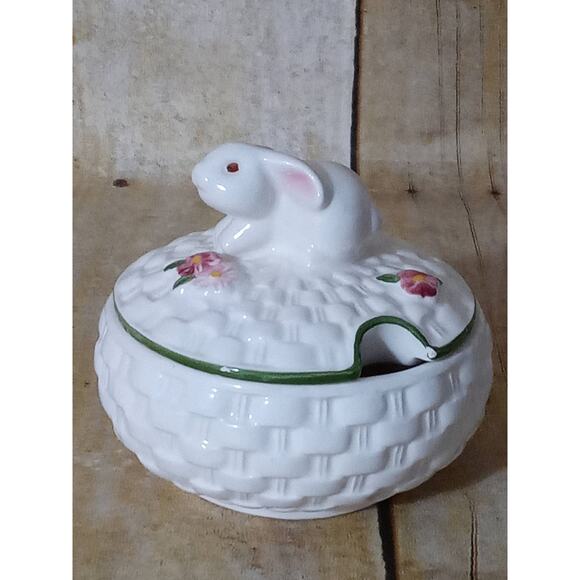 Vintage Bunny Dish Basket Weave w/Rabbit Lid & Flower Trim Avon (4b) - Picture 2 of 6